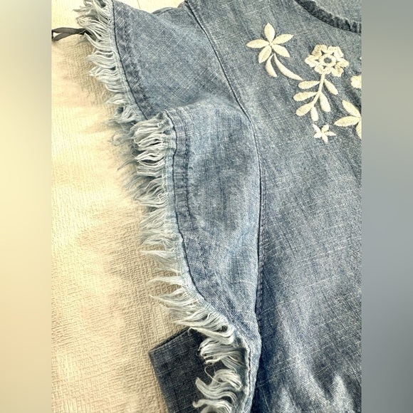 Vince Camuto embroidered denim jumpsuit flutter sleeve size M - Picture 15 of 16